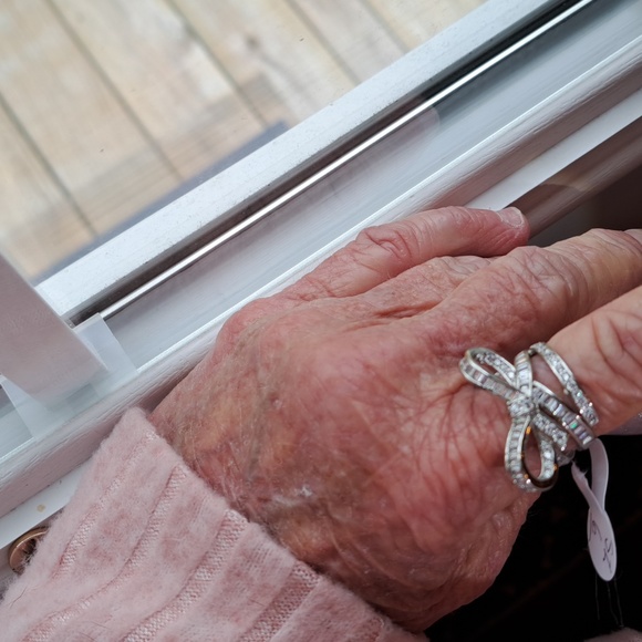 GORGOUS, FESTIVE BIG BOW RING - Picture 5 of 5